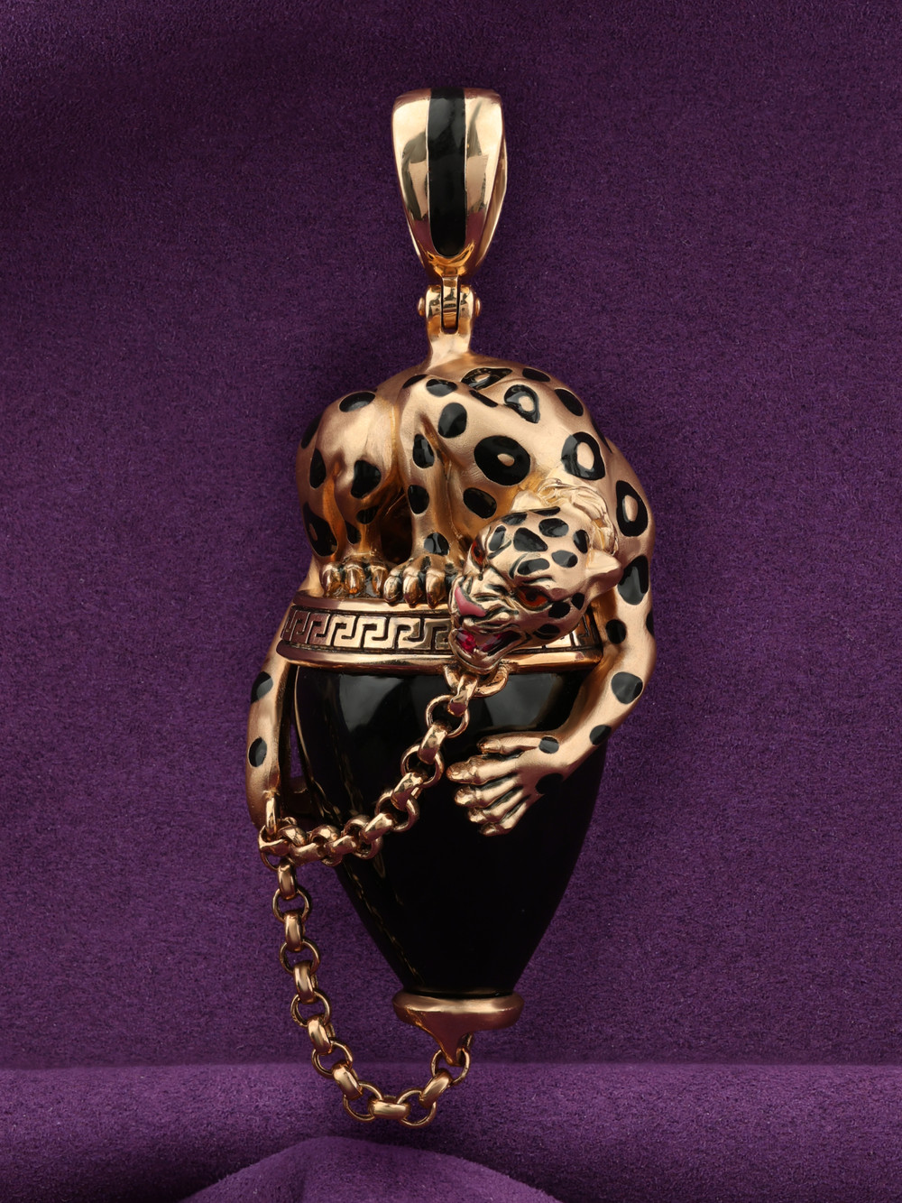 Подвеска из золота c эмалью и ониксом