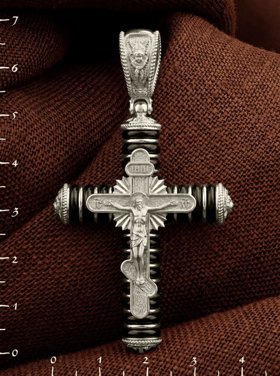 Крест из белого золота c ониксом