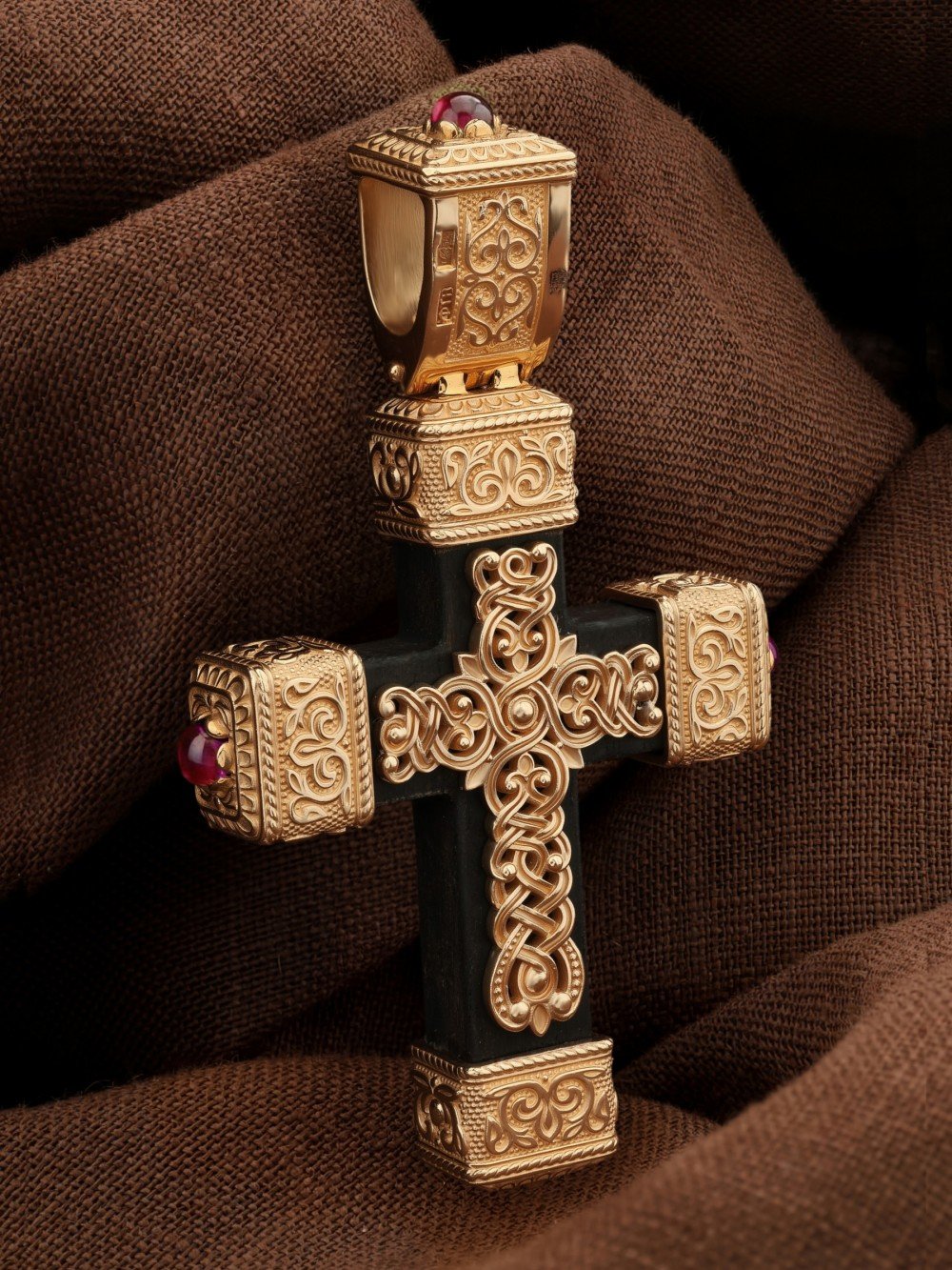 Крест из золота c эмалью, рубином и эбеновым деревом