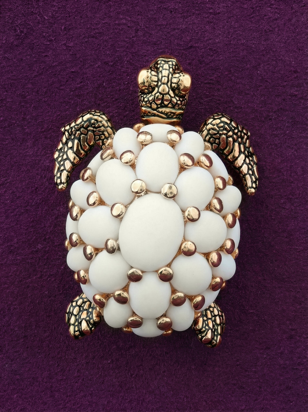 Брошь из золота c эмалью и бивнем мамонта