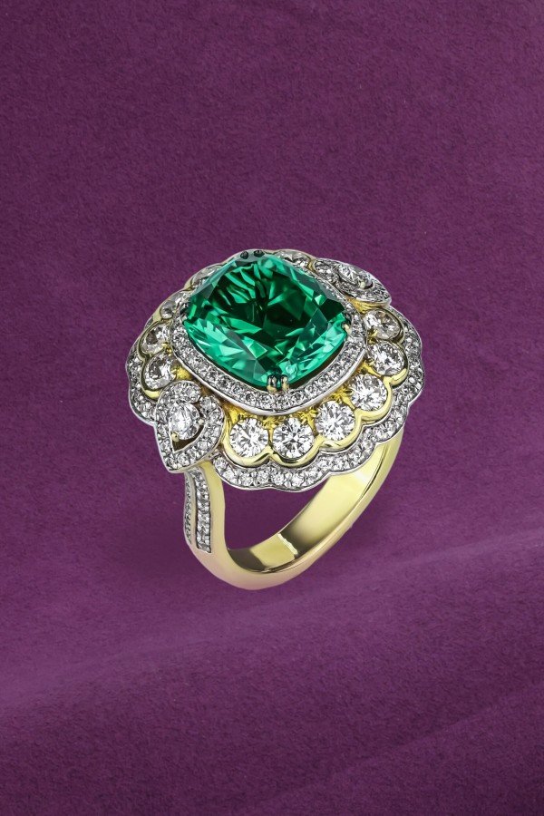 Кольцо из лимонного золота 585 пробы c бриллиантами и изумрудом