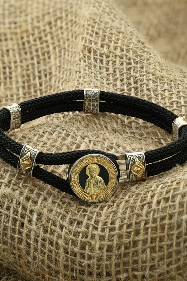 Браслет из серебра и золота c ониксом и шёлковым шнурком