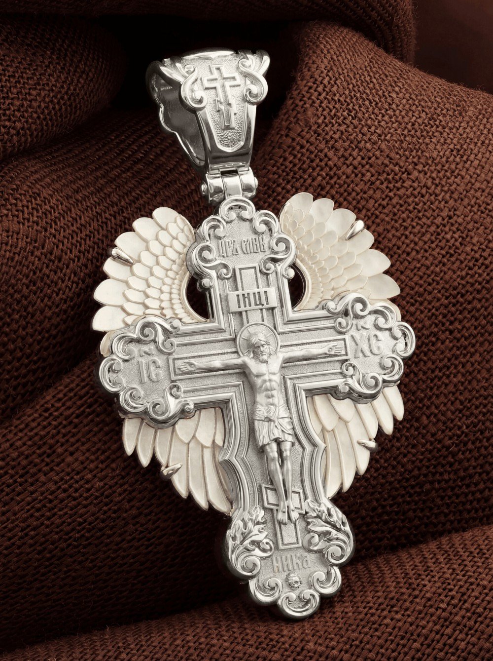 Крест из белого золота c перламутром