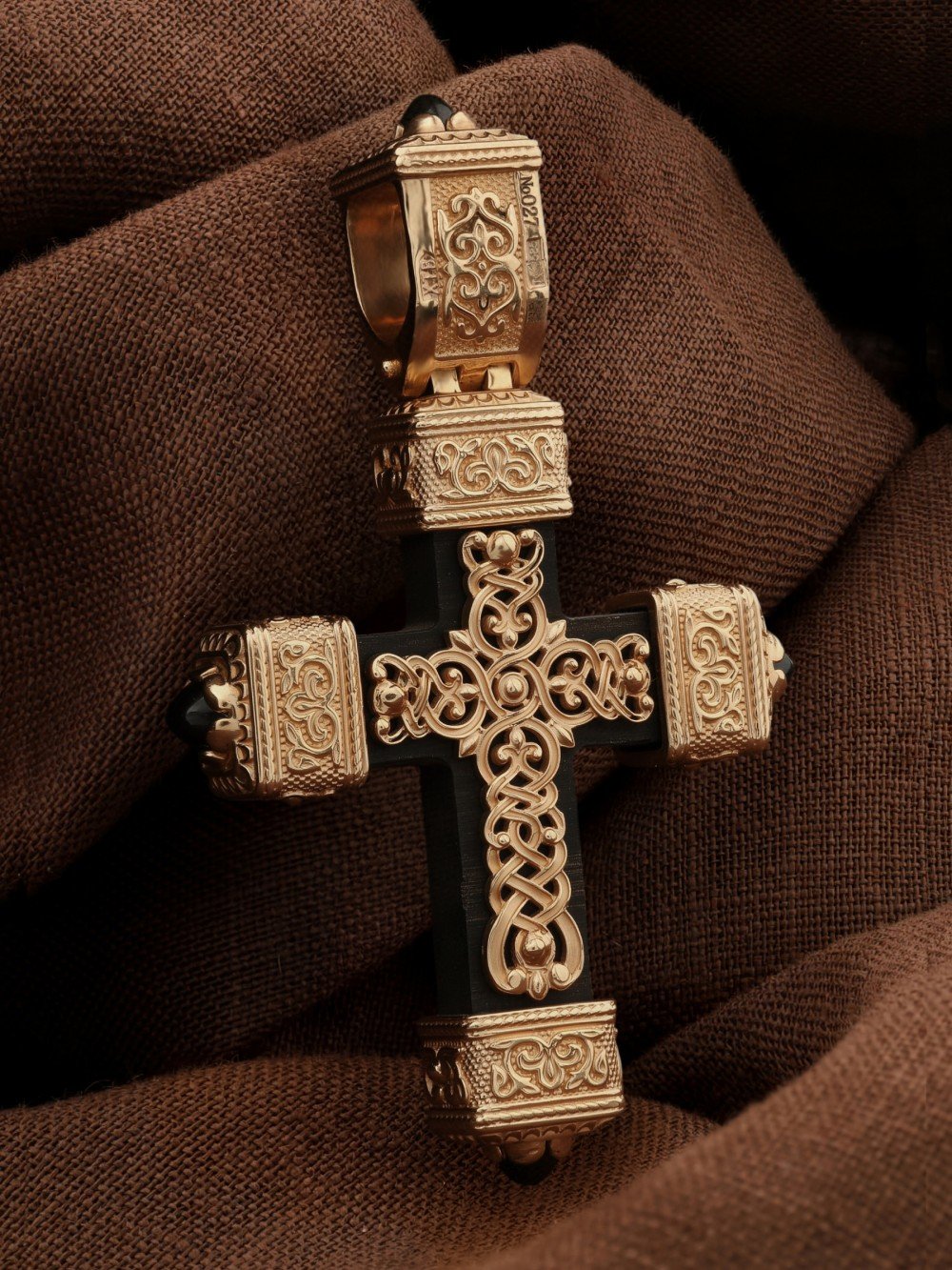 Крест из золота c эмалью, ониксом и эбеновым деревом