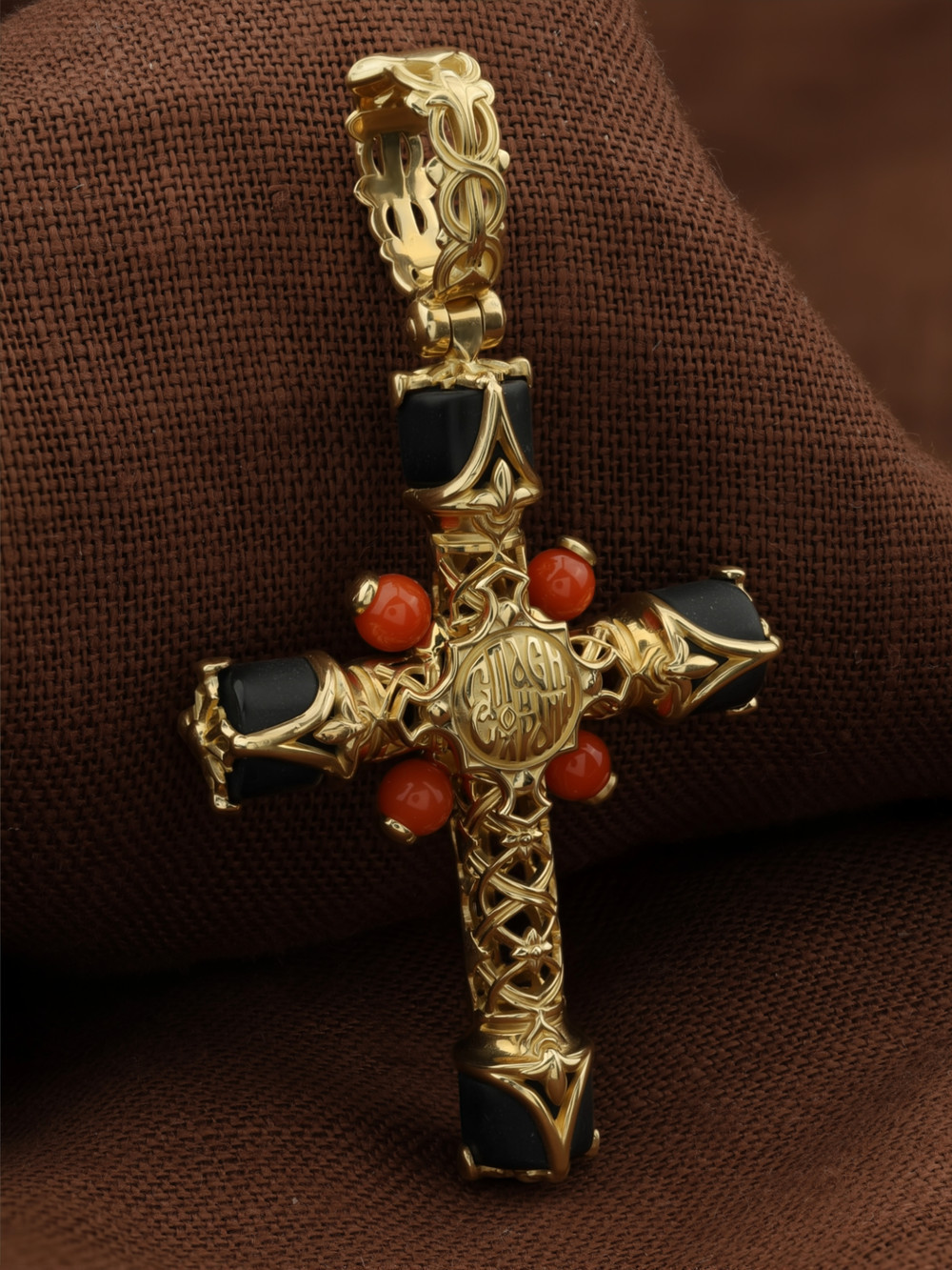Крест из лимонного золота c ониксом и кораллом