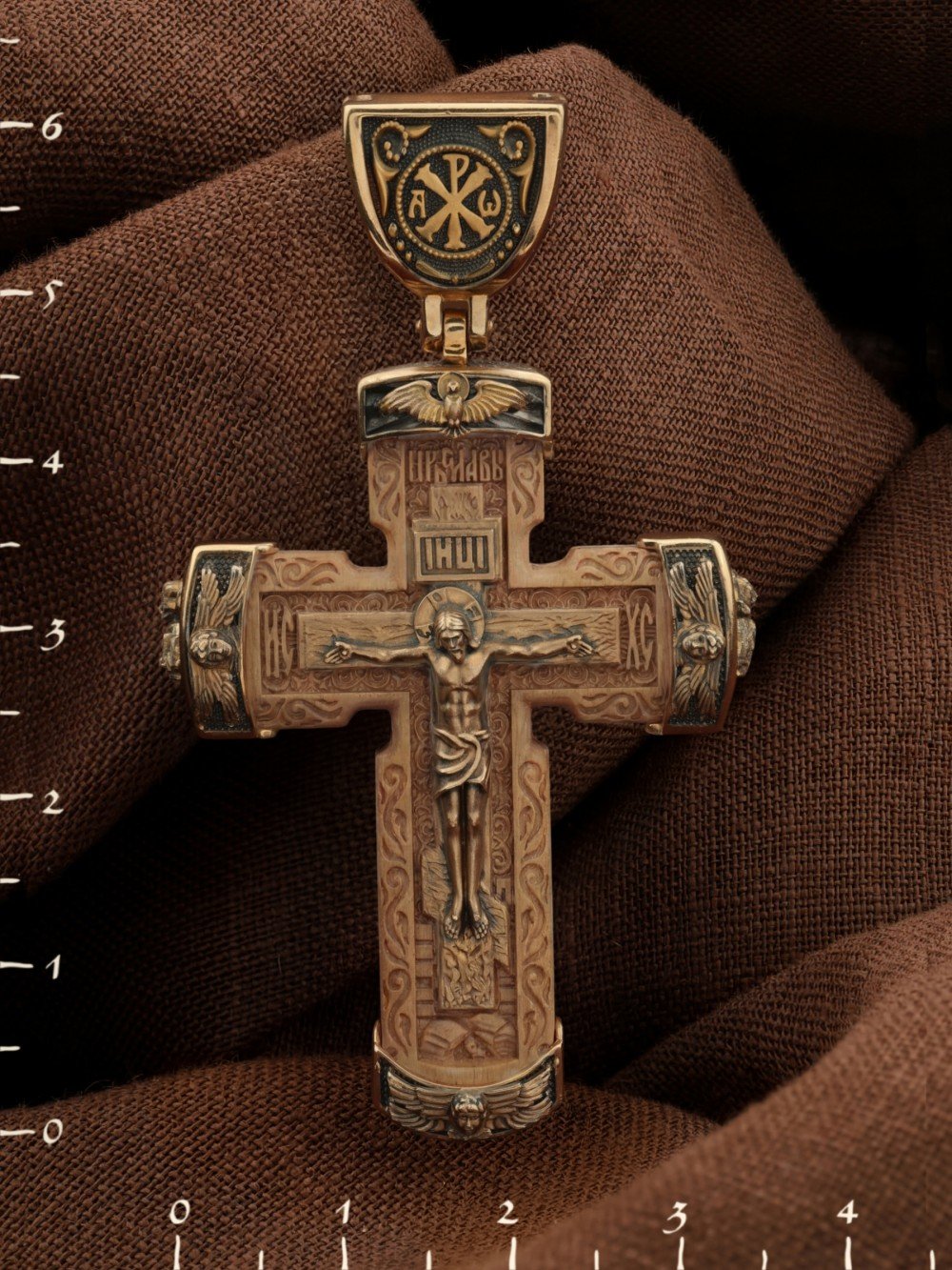 Крест из золота c деревом груши