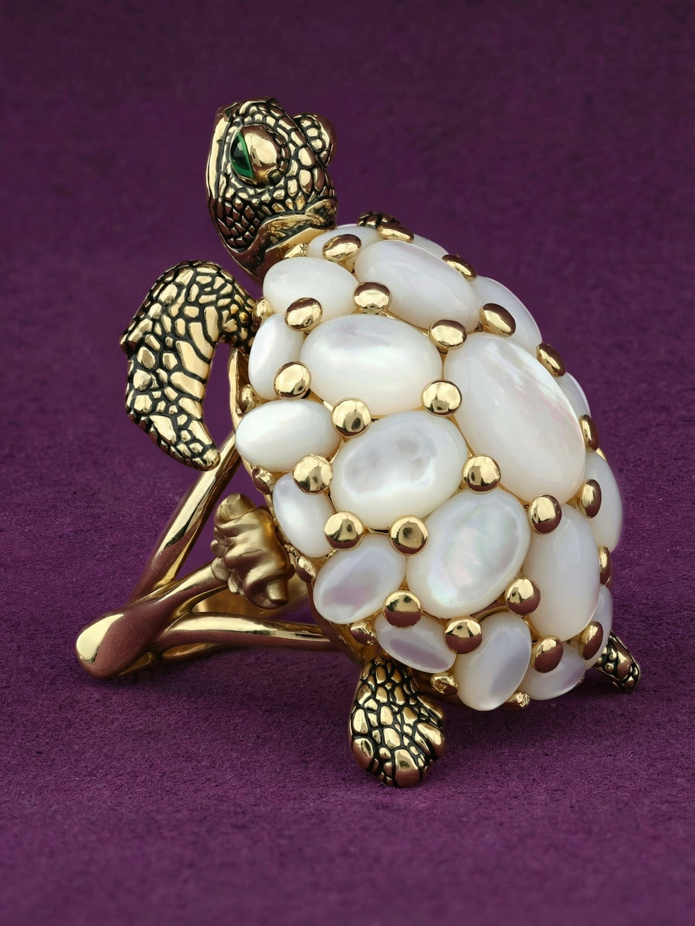 Кольцо из лимонного золота c эмалью и перламутром