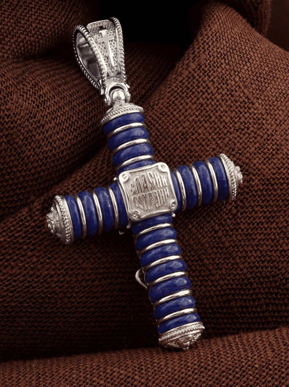 Крест из белого золота c лазуритом