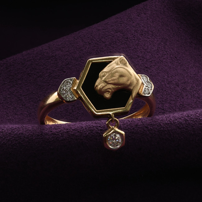 Кольцо из золота c бриллиантами и ониксом