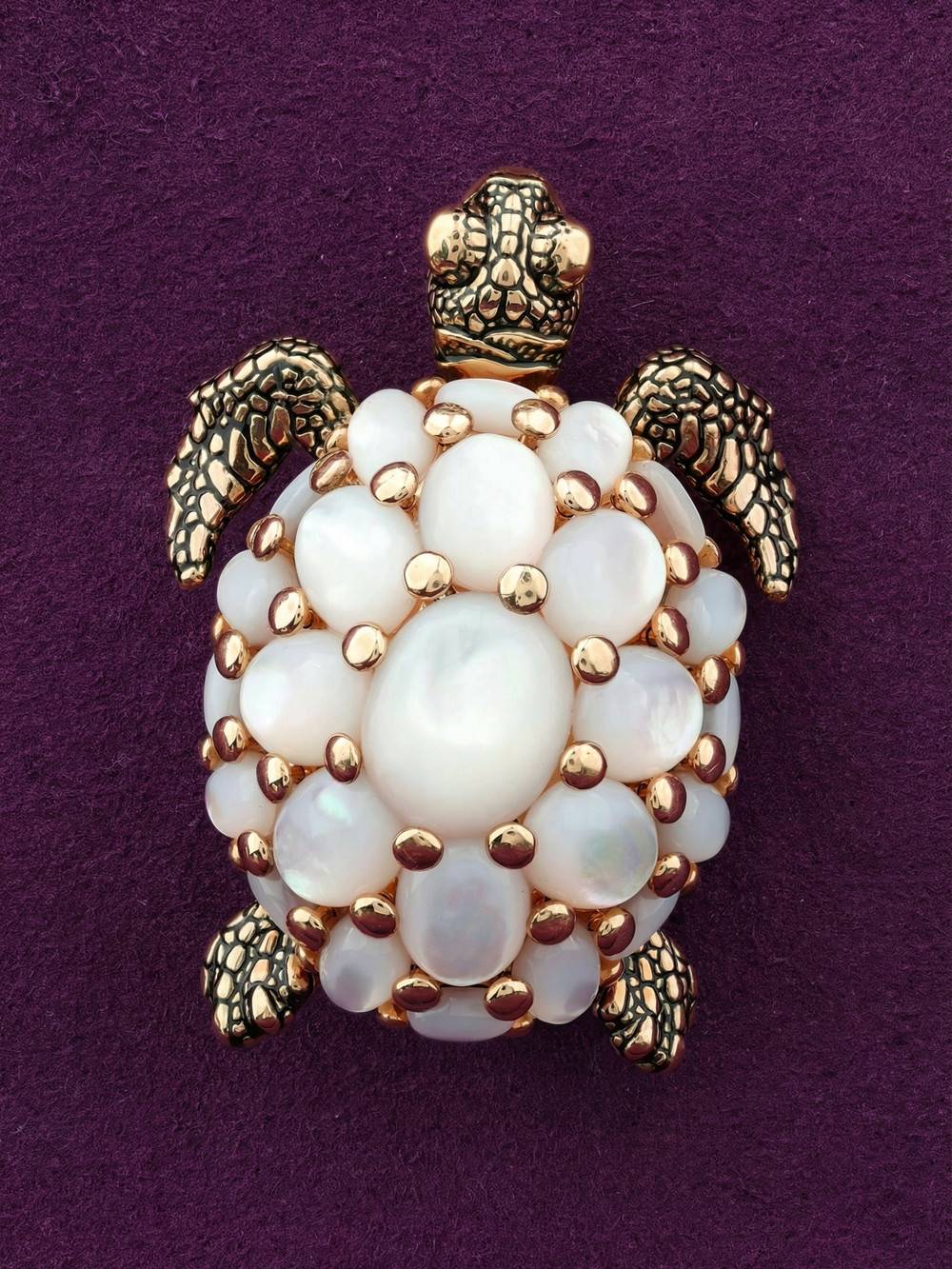 Брошь из золота c эмалью и перламутром