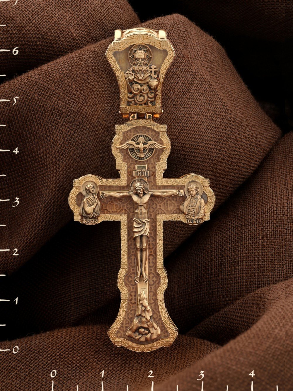 Крест из золота c деревом груши