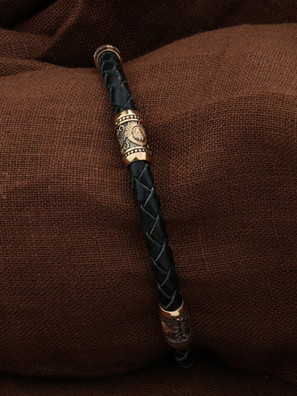 Браслет из золота c кожаным шнурком