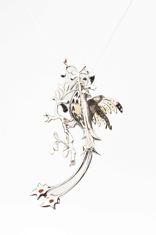 Брошь из белого золота c эмалью, фианитом и гранатом