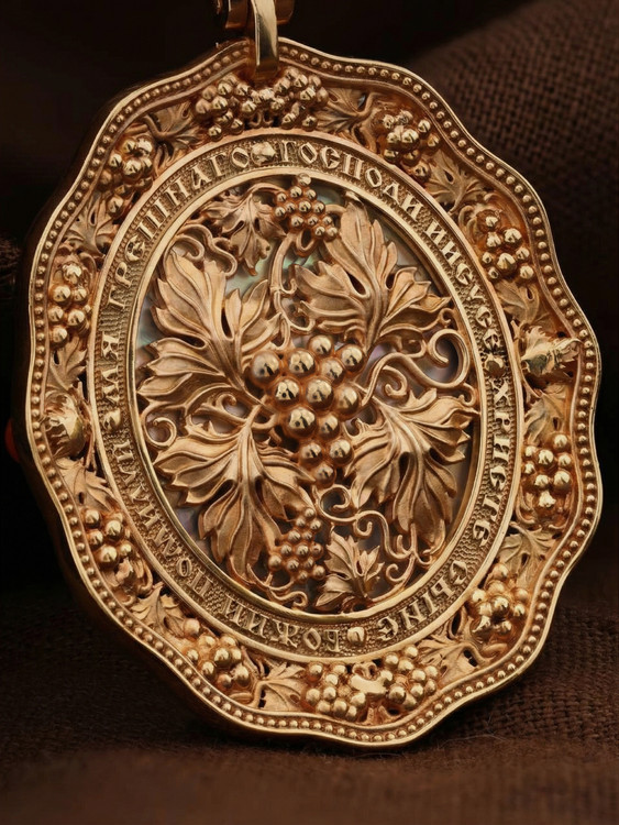 Образок из золота c эмалью, жемчугом, кораллом и перламутром