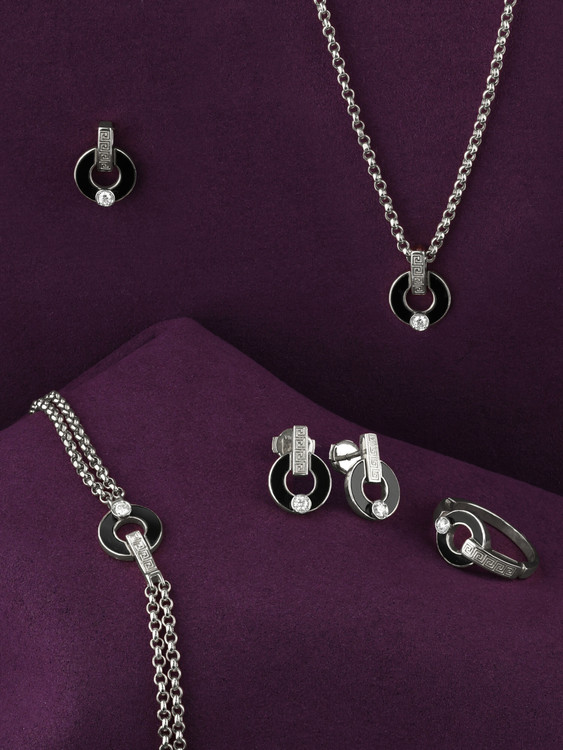 Кольцо из белого золота c бриллиантами и ониксом