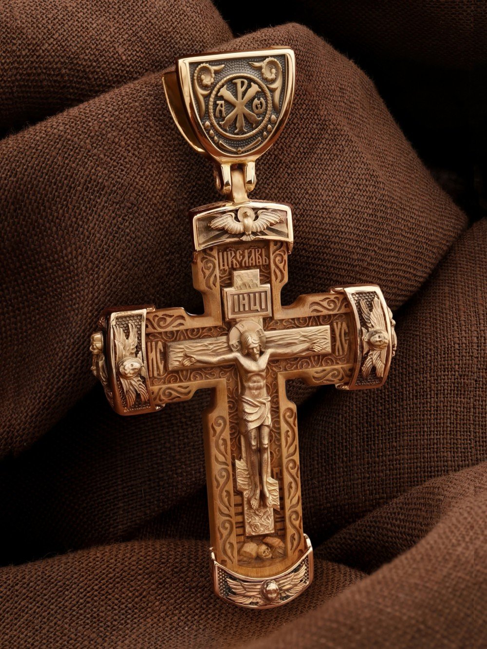 Крест из золота c деревом груши