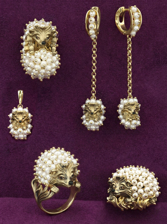 Брошь из лимонного золота c эмалью и жемчугом