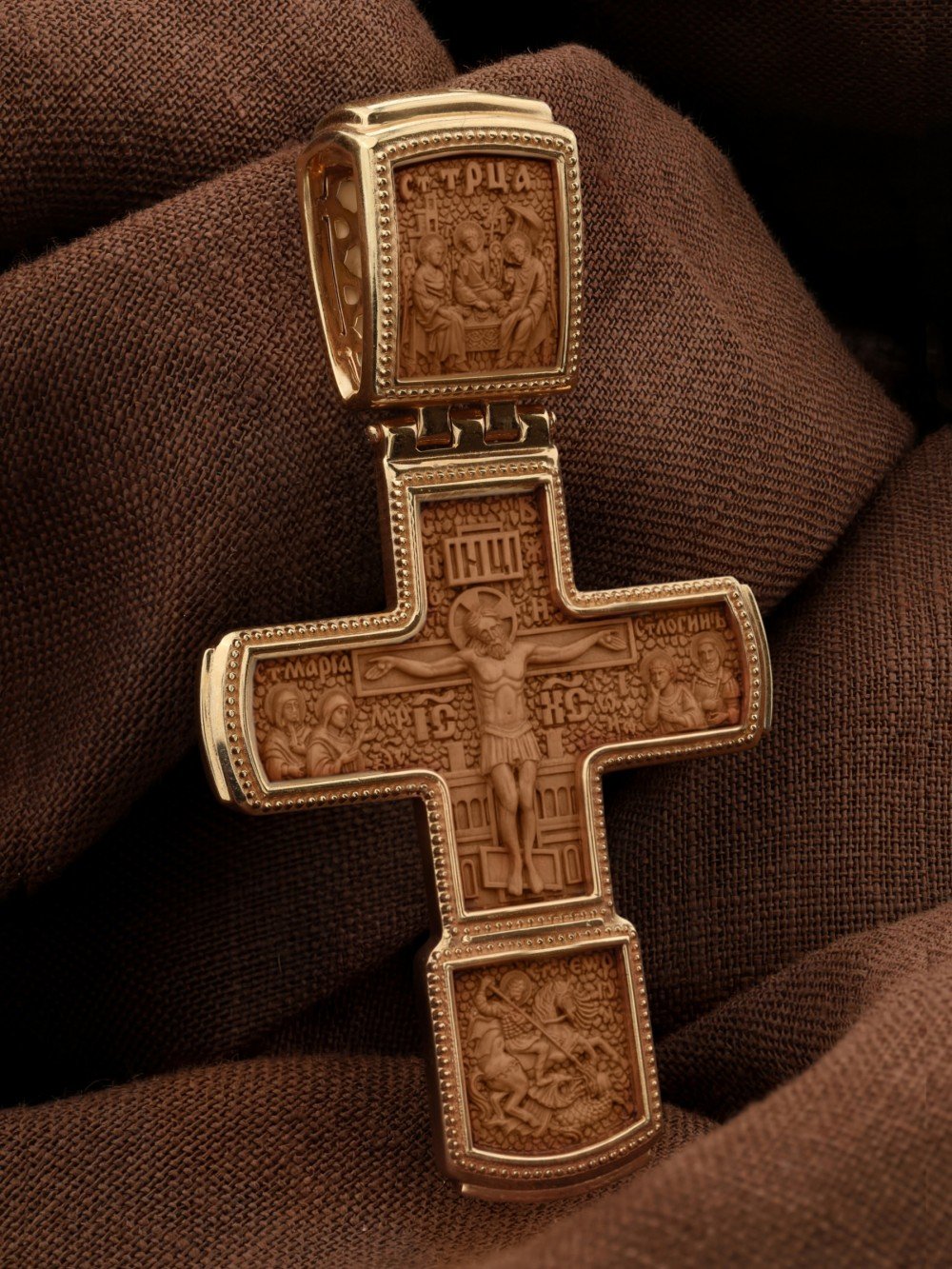 Крест из золота c деревом груши