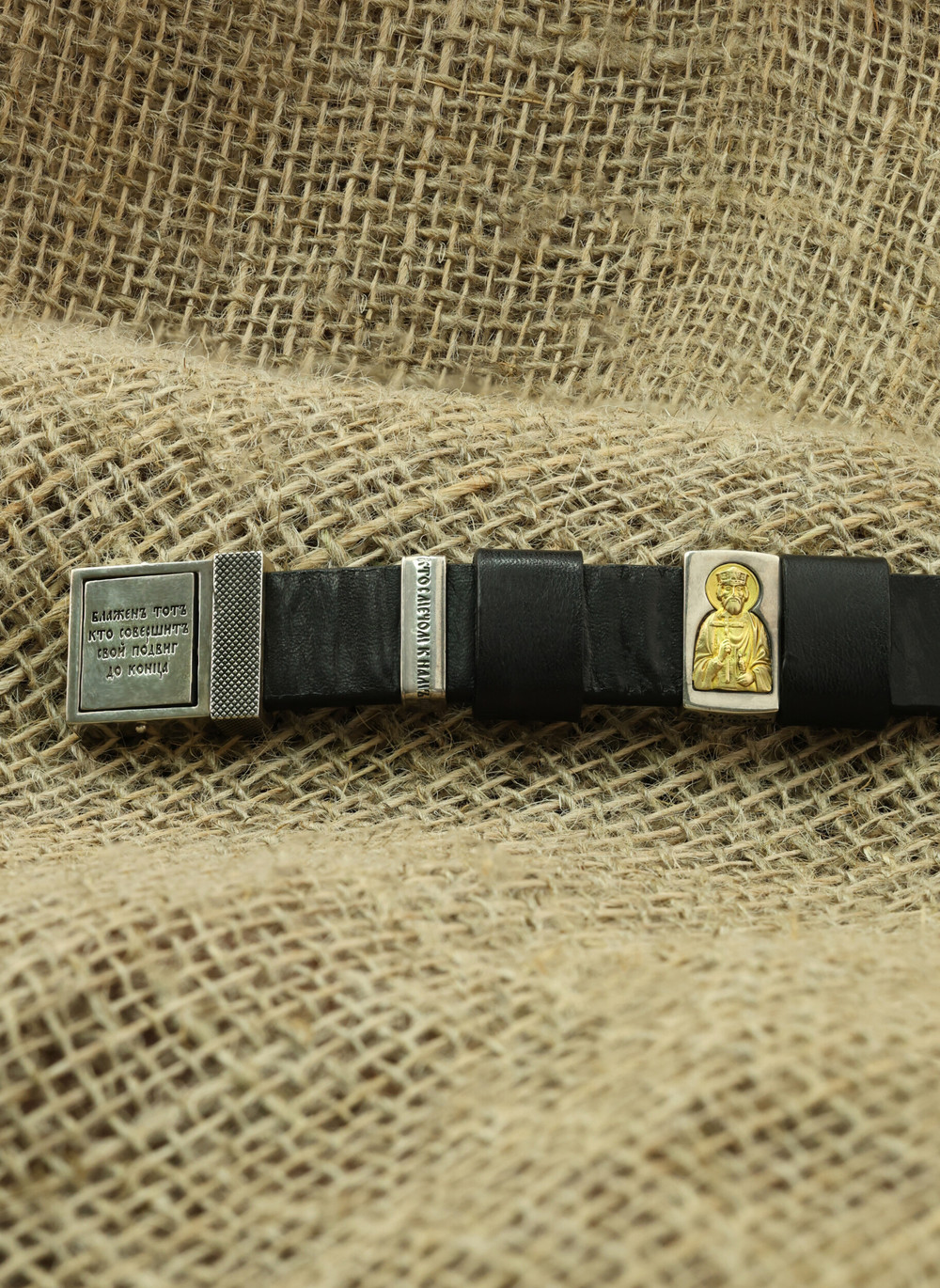 Браслет из серебра и золота c кожаным шнурком