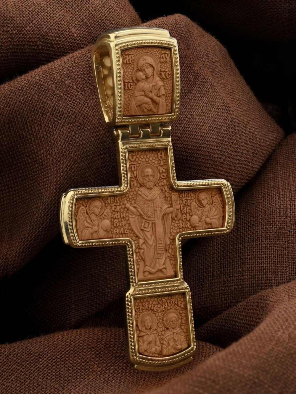 Крест из лимонного золота c деревом груши