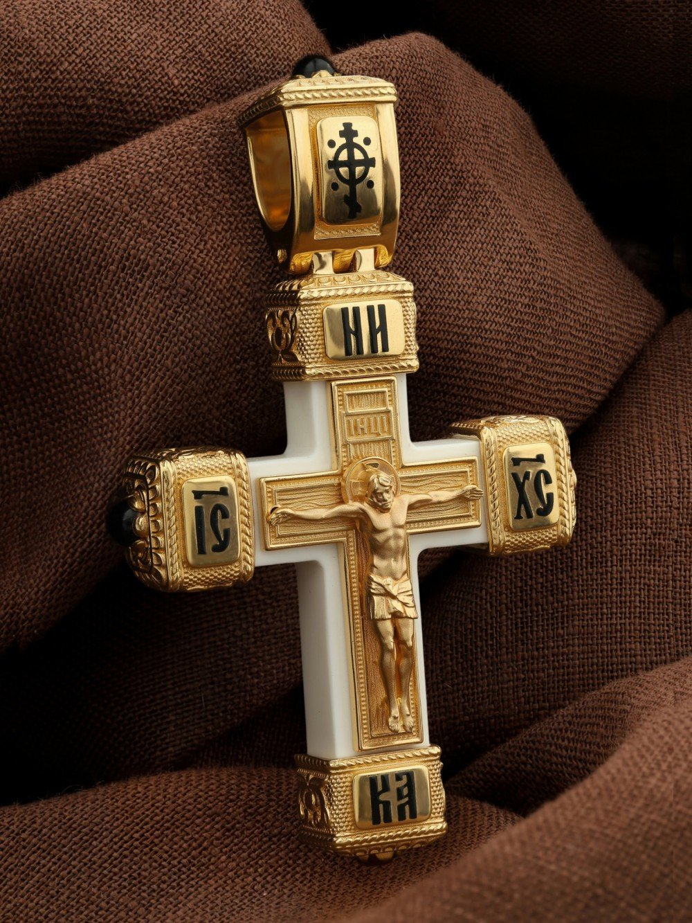 Крест из лимонного золота c эмалью, ониксом и бивнем мамонта