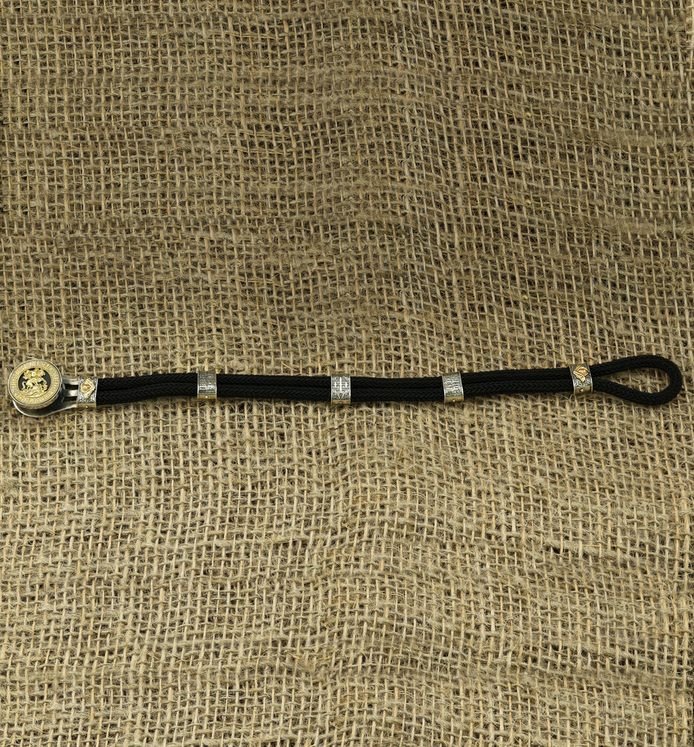 Браслет из серебра и золота c ониксом и шёлковым шнурком