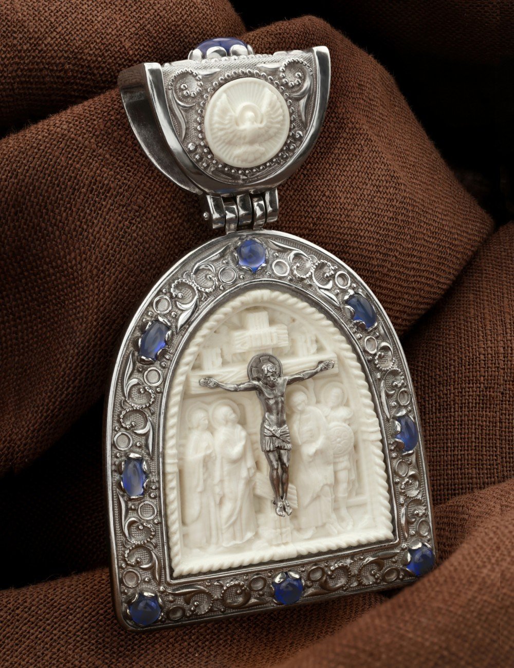 Образок из белого золота 585 пробы c эмалью, сапфиром и бивнем мамонта