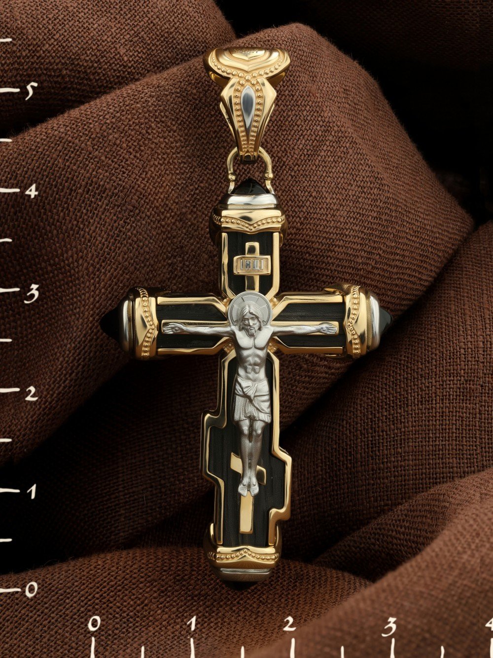 Крест из лимонного золота c ониксом и эбеновым деревом