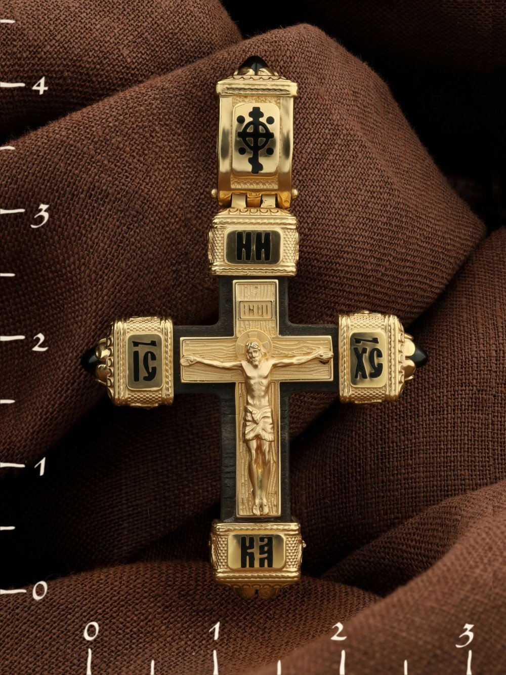 Крест из лимонного золота c эмалью, ониксом и эбеновым деревом