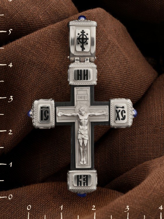 Крест из белого золота c эмалью, сапфиром и эбеновым деревом