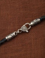 Гайтан из белого золота c кожаным шнурком