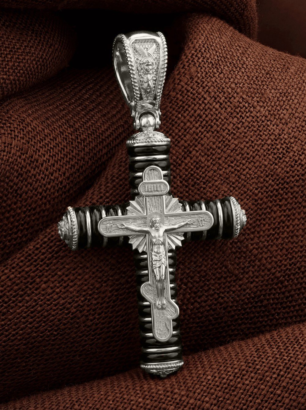 Крест из белого золота c ониксом