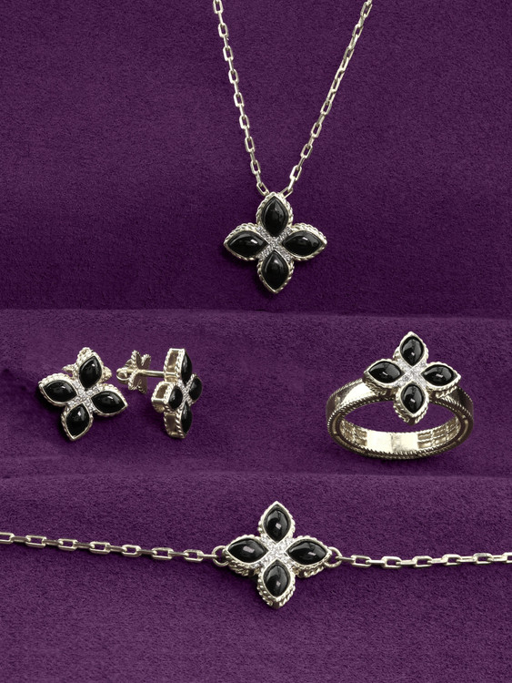 Колье из белого золота c бриллиантами и ониксом