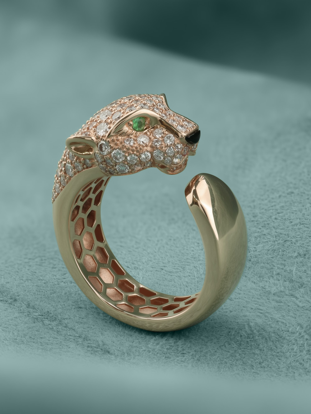 Кольцо из розового золота c бриллиантами, изумрудом и ониксом