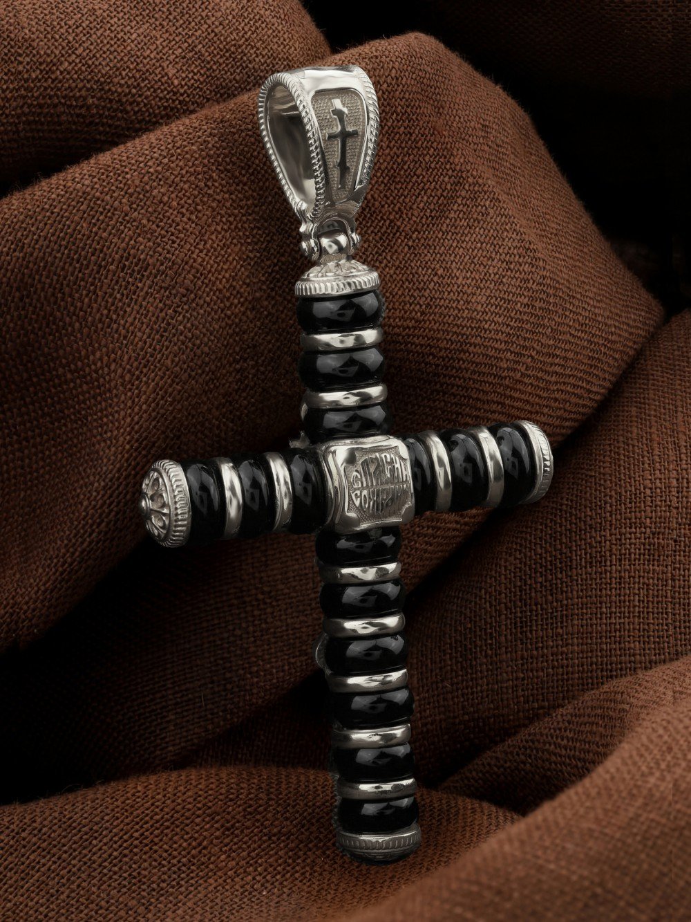 Крест из белого золота c ониксом