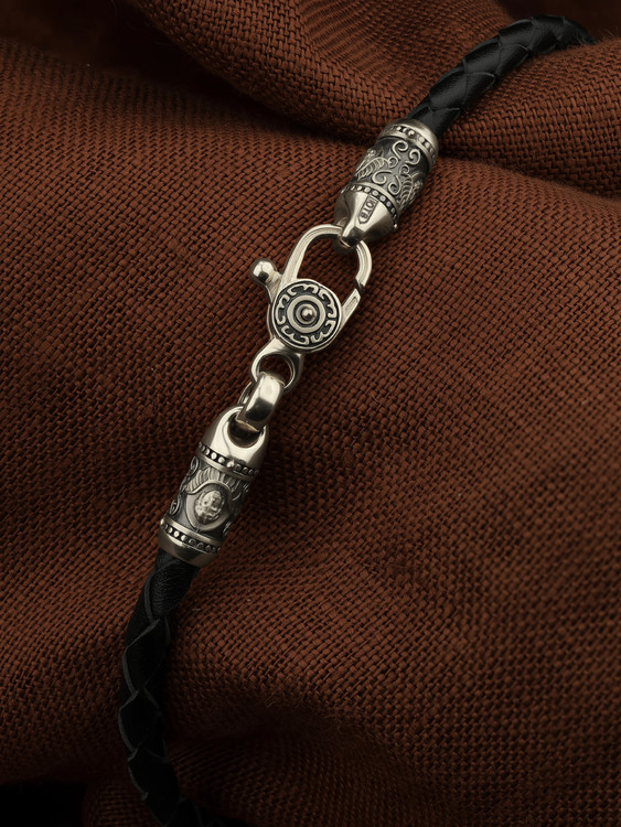 Браслет из белого золота c кожаным шнурком