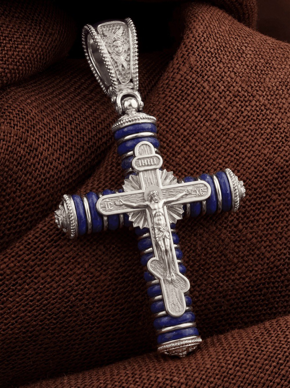 Крест из белого золота c лазуритом