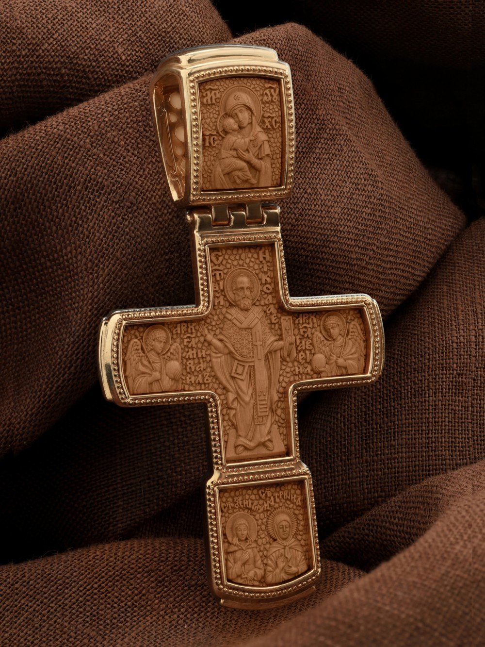 Крест из золота c деревом груши