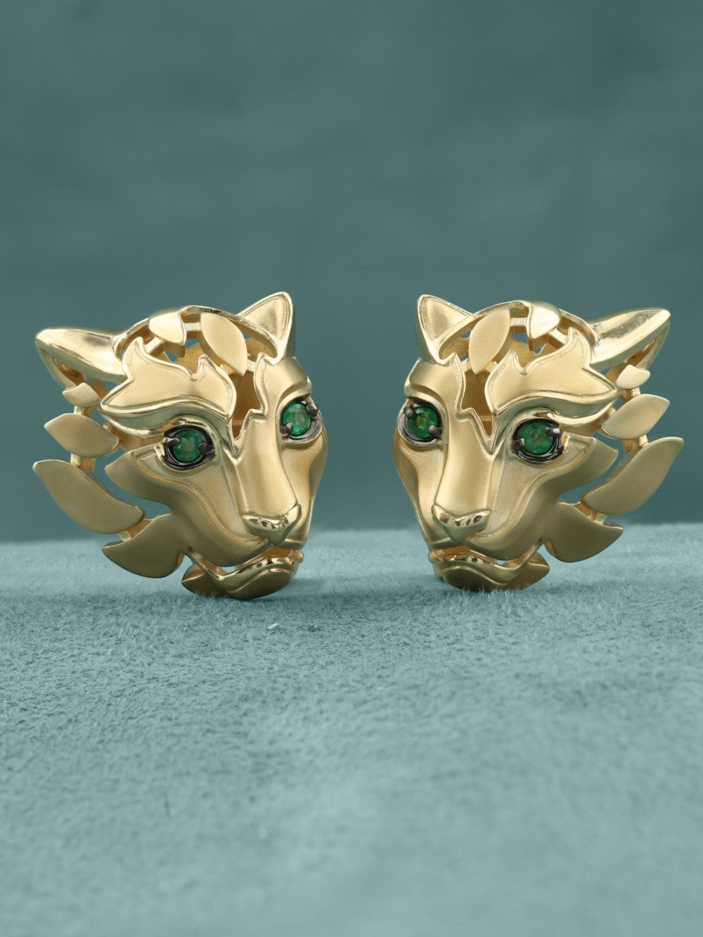 Серьги из лимонного золота c изумрудом