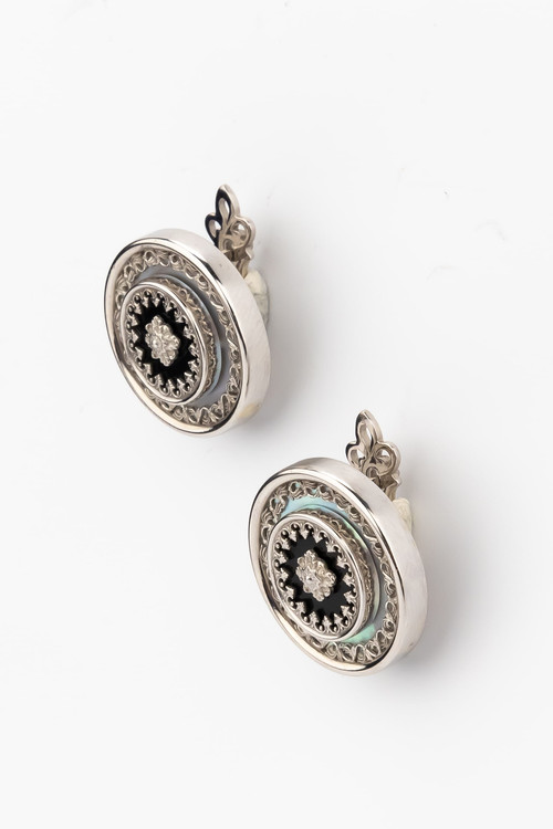 Серьги из белого золота c ониксом и перламутром