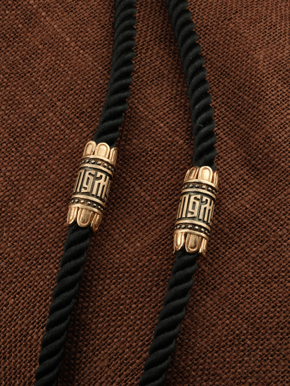 Шнурок шёлковый из золота c шёлковым шнурком