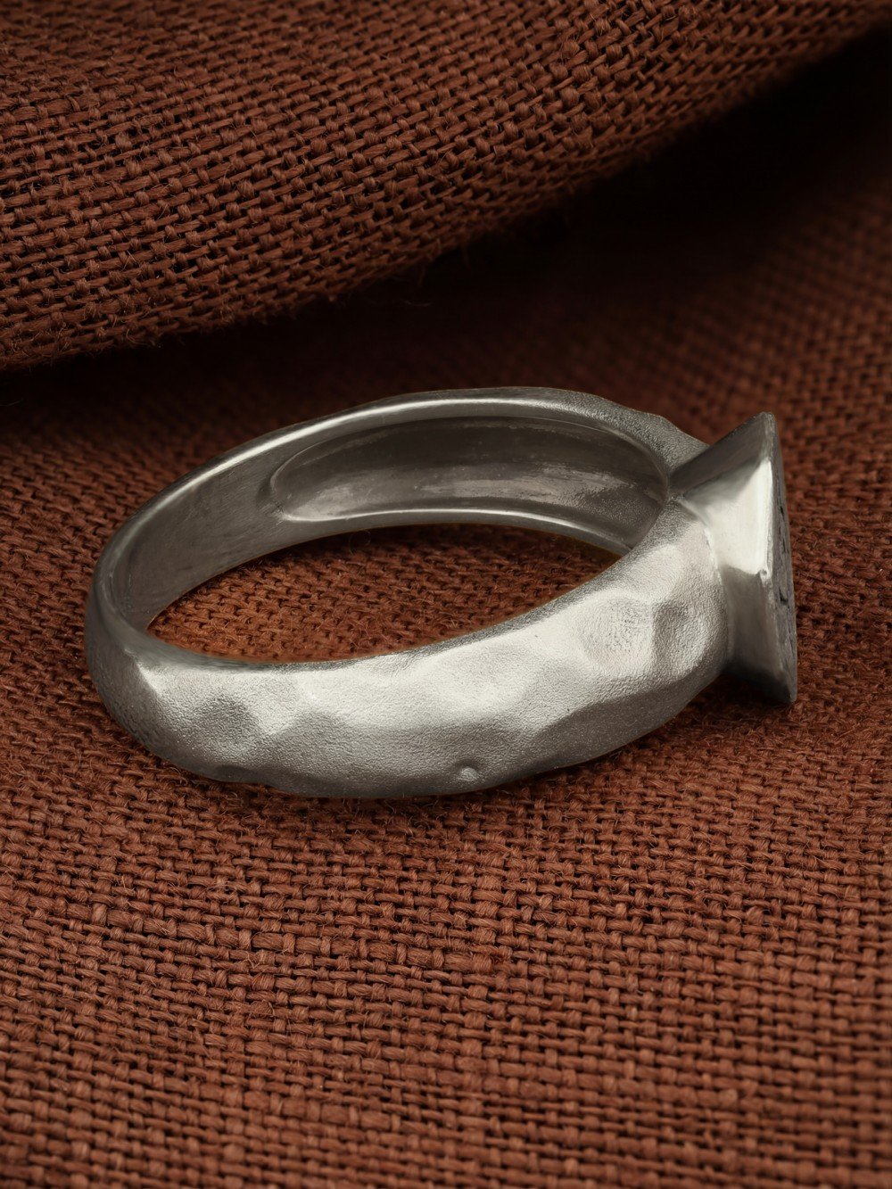 Кольцо из белого золота