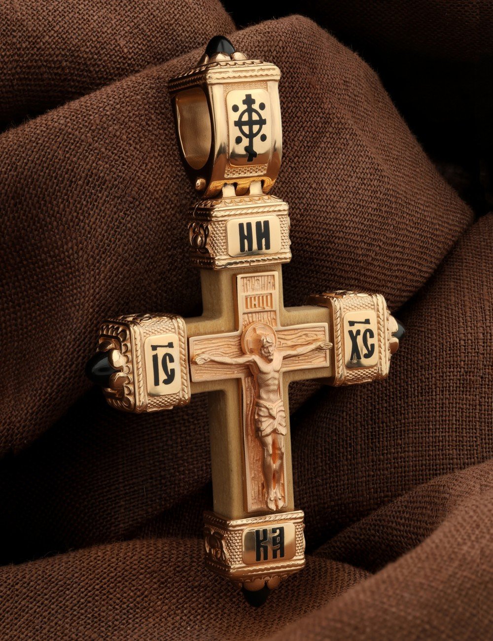 Крест из золота 585 пробы c эмалью, ониксом и деревом груши