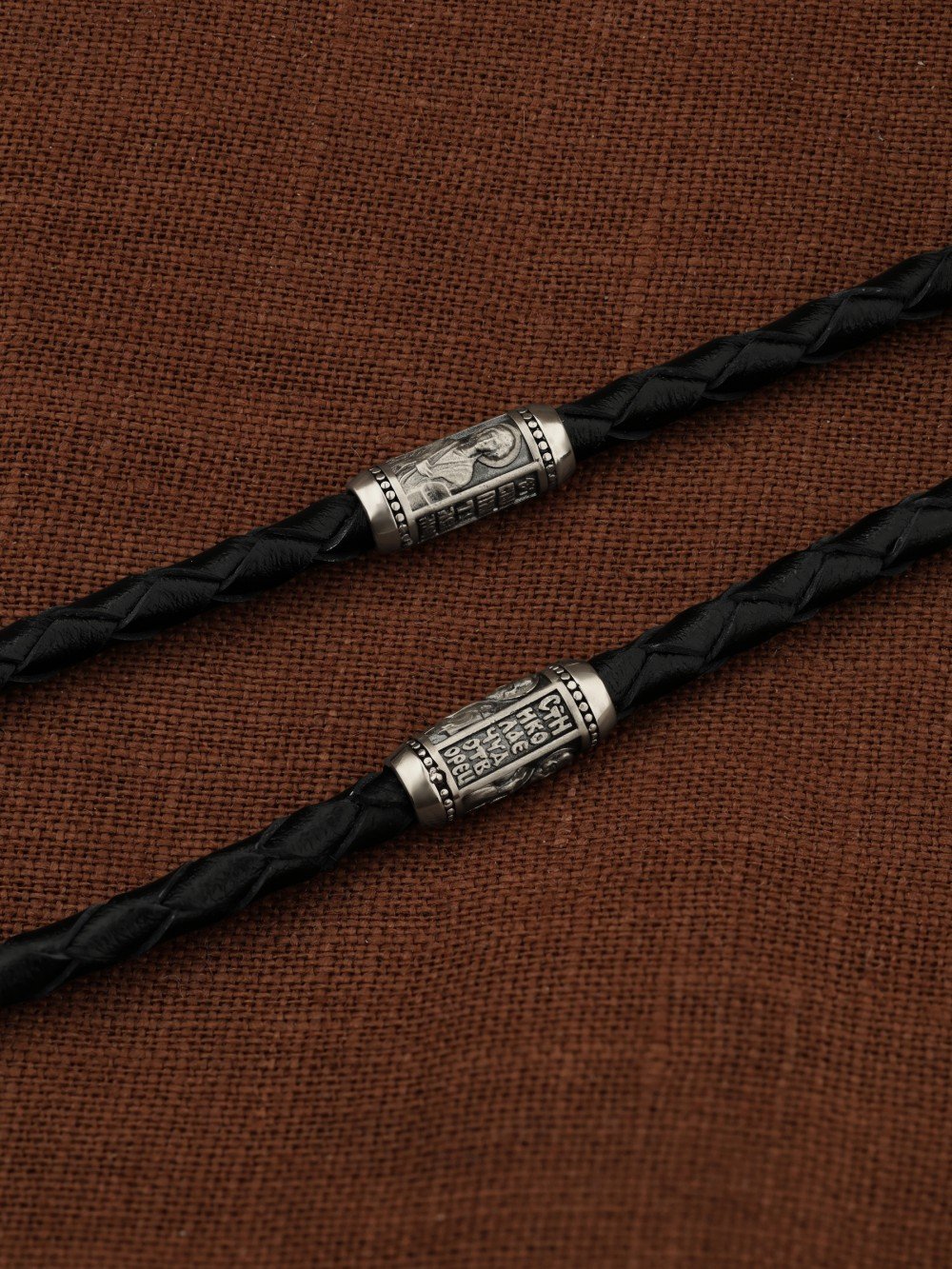 Гайтан из белого золота c кожаным шнурком