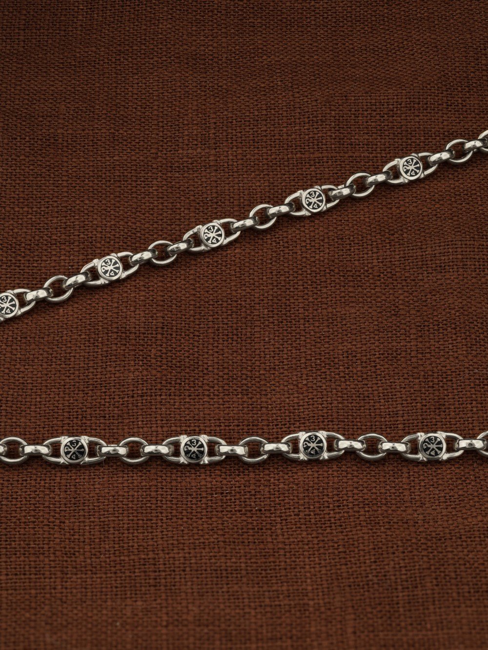 Цепь из белого золота c эмалью