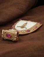 Образок из золота 585 пробы c эмалью, рубином и бивнем мамонта