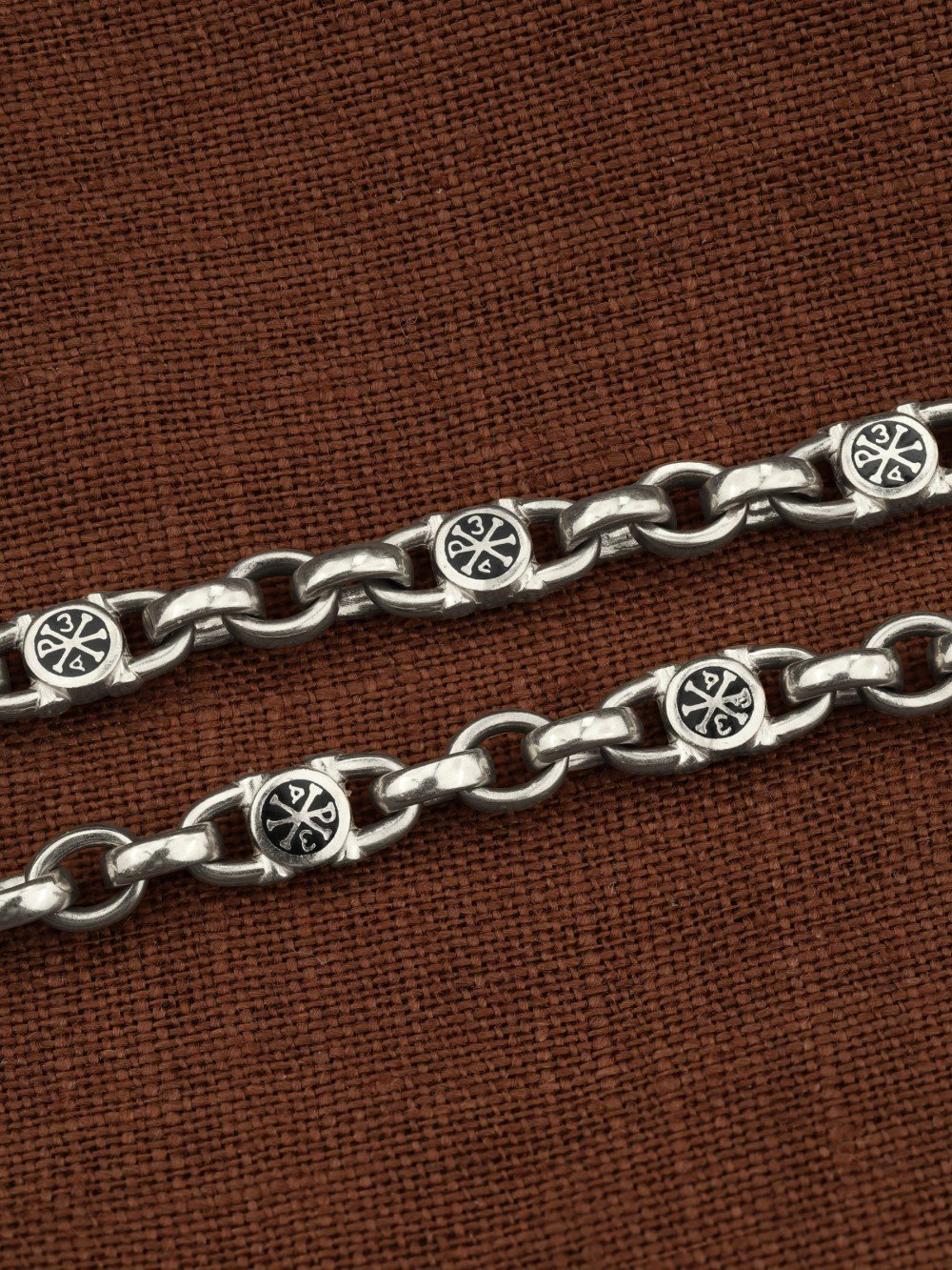 Цепь из белого золота c эмалью