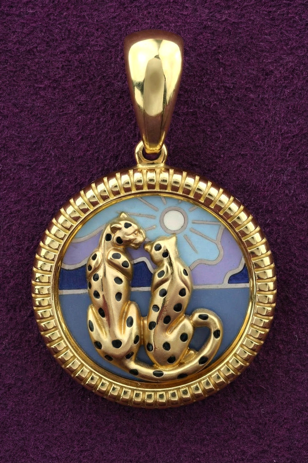 Подвеска из лимонного золота c эмалью