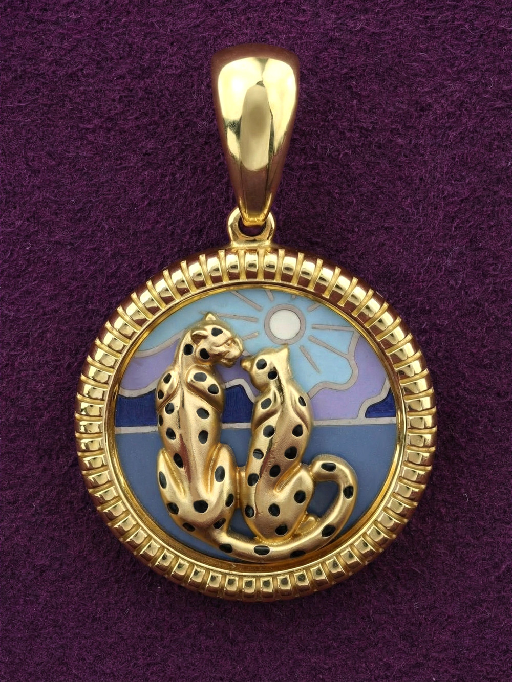 Подвеска из лимонного золота c эмалью