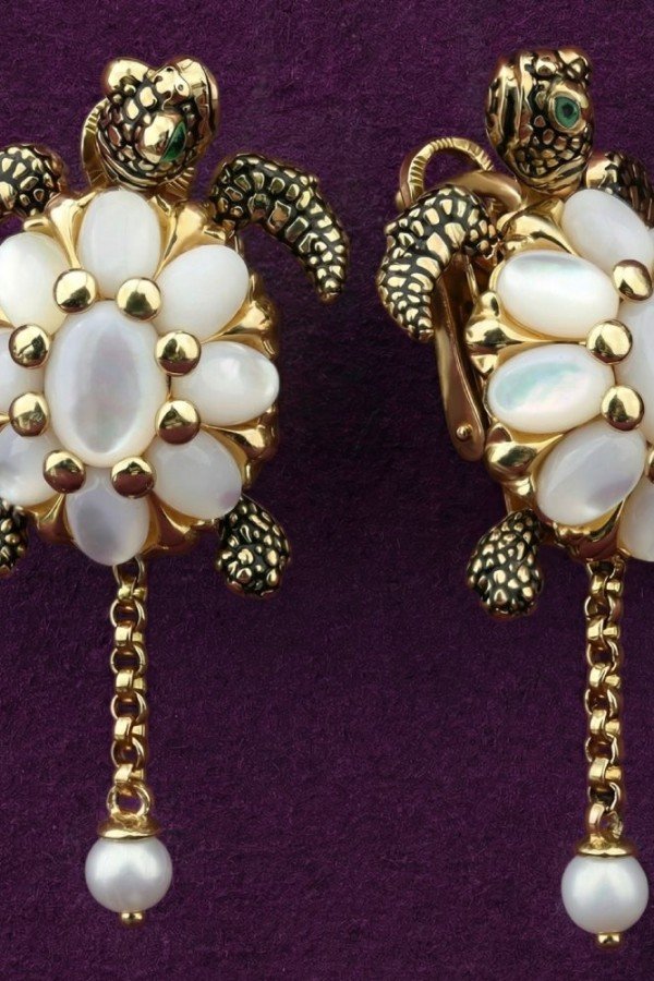 Серьги из лимонного золота c эмалью, жемчугом и перламутром